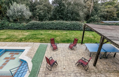 Pujals dels Pagesos Apartment | Room 'Garbi' with Shared Pool, Wi-Fi and Air Conditioning