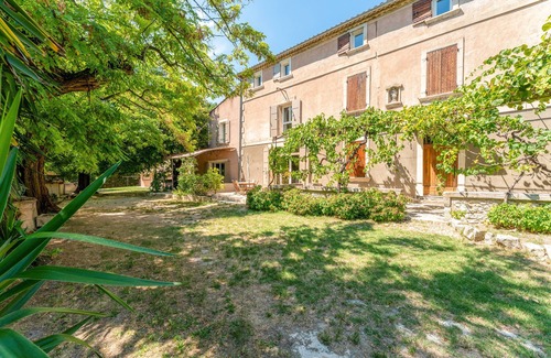 Les Angles Apartment | Room 'Gérard' with Shared Terrace, Shared Garden, and Air Conditioning