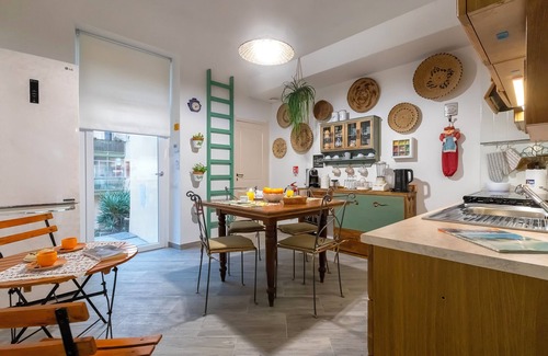 Santa Caterina House | Room 'Giusi' with Shared Terrace, Wi-Fi and Air Conditioning