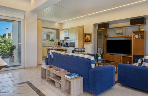 Spata-Artemida Apartment | Room 'Ground Floor Bedroom 2' with Shared Terrace, Wi-Fi and Air Conditioning