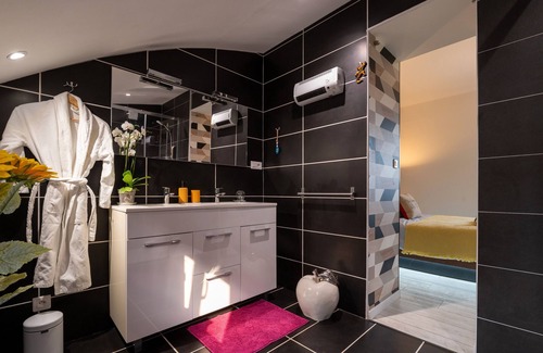 Ploeren Bed & Breakfast | Room 'Gwened' with Shared Terrace, Wi-Fi and Air Conditioning