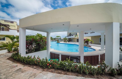 Antoneys Cay Villa | Room in a tourist complex with access to private beach.