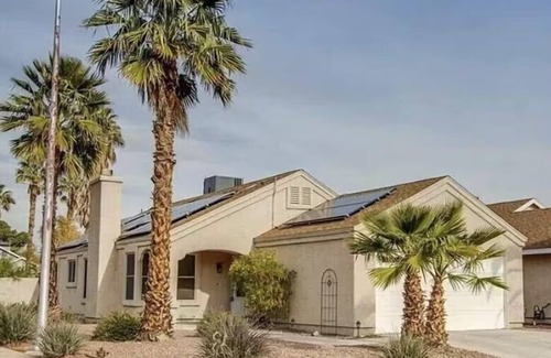 Summerlin House | Room in Cheerful 2-bed House - Shared bathroom