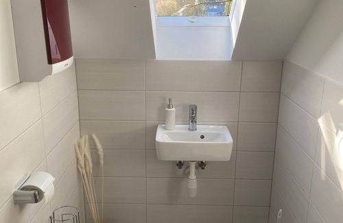 Dahlhaus House | Room in Lohmar | WLAN & bed linen incl. | Balcony with view | 2-fold shower