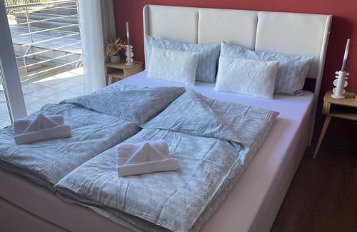 Dahlhaus House | Room in Lohmar | WLAN & bed linen incl. | Balcony with view | 2-fold shower