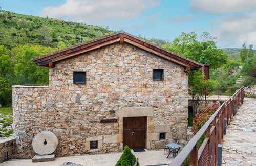 San Juan de Gredos Apartment | Room 'Junior Suite Almanzor' with Mountain View, Private Terrace and Wi-Fi
