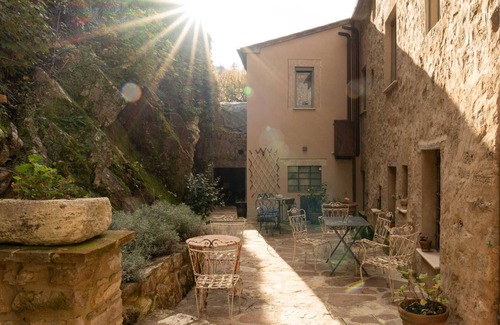 Campiglia d'Orcia Apartment | Room 'L'imbrunire - L'opificio' with Shared Garden, Wi-Fi and Air Conditioning