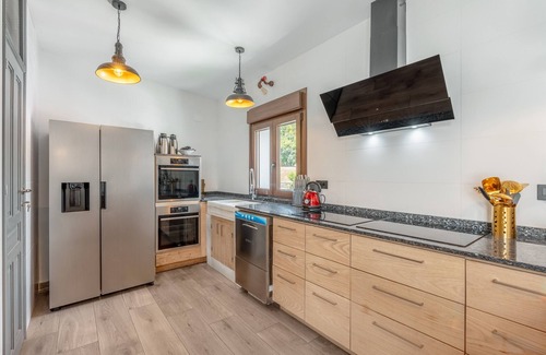 Murchas Apartment | Room 'La Boheme 1' with Mountain View, Wi-Fi and Air Conditioning