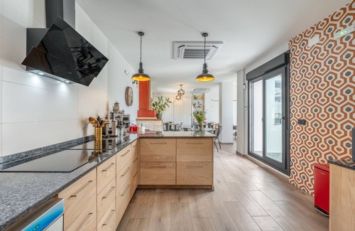 Murchas Apartment | Room 'La Boheme 2' with Mountain View, Wi-Fi and Air Conditioning
