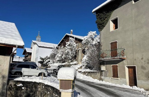 Navette Apartment | Room 'La Roue' with Mountain View, Shared Pool and Wi-Fi