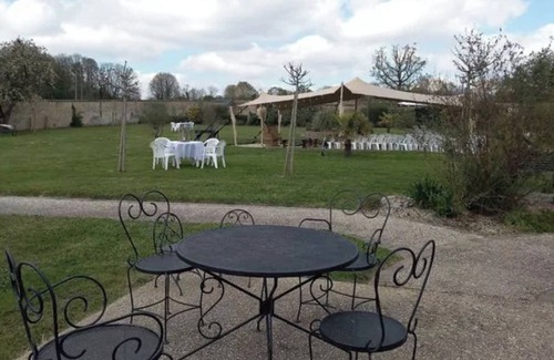 Fye Apartment | Room 'Le Meslay N°4' with Shared Terrace, Shared Garden and Wi-Fi