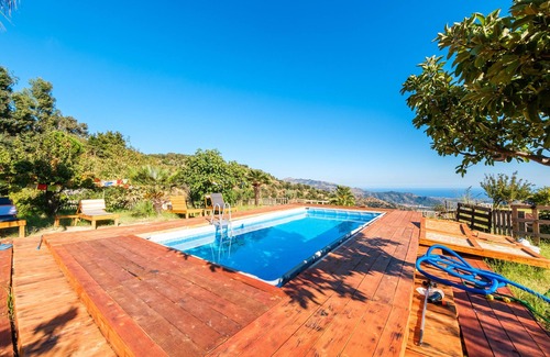 Motta Camastra Apartment | Room 'Lemon' with Mountain View, Shared Pool and Shared Terrace