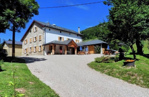 Vassieux-en-Vercors Apartment | Room 'Les Carlines 7' with Mountain View, Shared Terrace and Wi-Fi