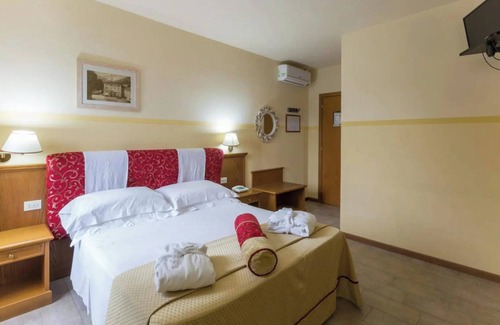 Bagni di Lucca Apartment | Room 'Matrimoniale 3' with Shared Garden, Wi-Fi and Air Conditioning