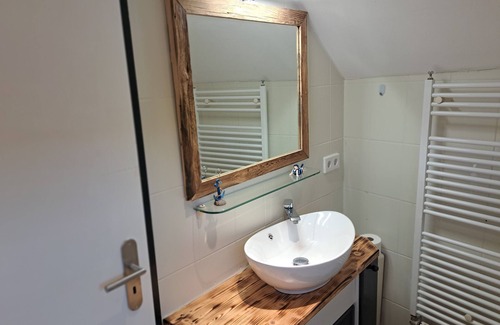 Musch Apartment | 'Room near Nürburgring' with shared garden and Wi-Fi