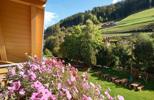 Sarntal Apartment | Room 'Olympia Zimmer 204' with Mountain View, Shared Garden and Wi-Fi