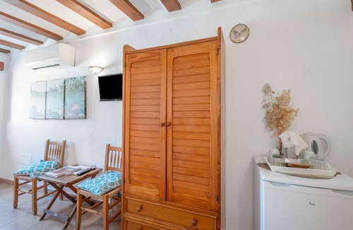 Sant Carles de Peralta Apartment | Room 'Poniente' with Mountain View, Wi-Fi and Air Conditioning