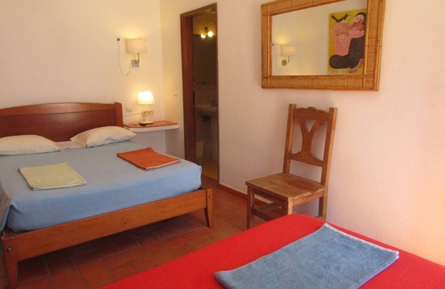 Vila Nova de Milfontes House | Room 'Quarto Triplo, Bali, Pátio' with Shared Terrace, Shared Garden and Wi-Fi