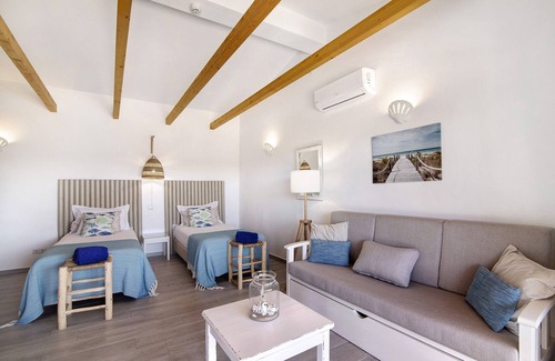 Portimao Bed & Breakfast | Room 'Quarto Lírio Das Areias' with Shared Pool, Wi-Fi and Air Conditioning