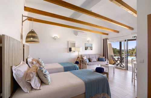 Portimao Bed & Breakfast | Room 'Quarto Lírio Das Areias' with Shared Pool, Wi-Fi and Air Conditioning
