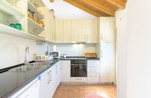 Santiago do Cacem Apartment | Room 'Quarto Suite Esteva' with Mountain View, Shared Pool and Wi-Fi