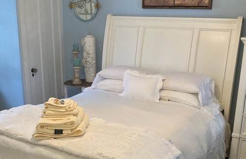 Haverford Cottage | Room rental in “cottage like” home