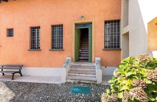 Monzambano Apartment | Room 'Rosa' with Shared Garden, Wi-Fi and Air Conditioning