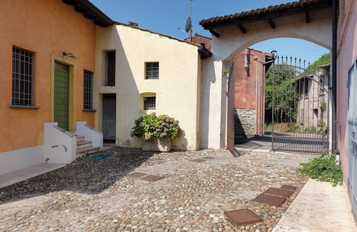 Monzambano Apartment | Room 'Rosa' with Shared Garden, Wi-Fi and Air Conditioning