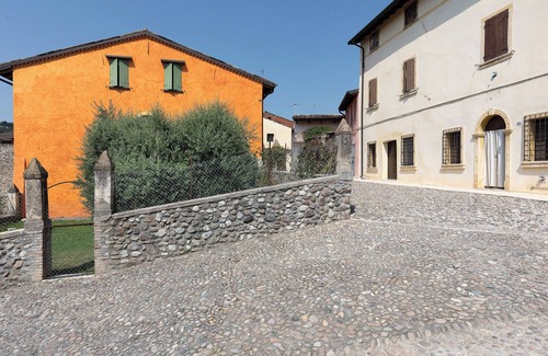 Monzambano Apartment | Room 'Rosa' with Shared Garden, Wi-Fi and Air Conditioning
