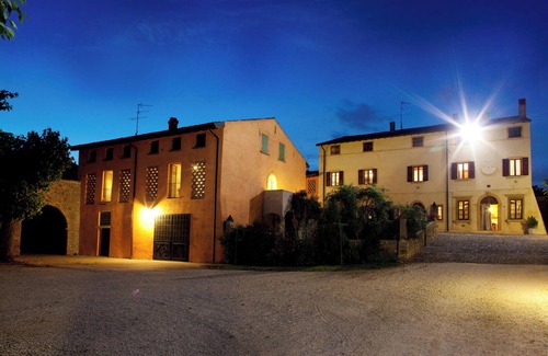 Monzambano Apartment | Room 'Rosa' with Shared Garden, Wi-Fi and Air Conditioning