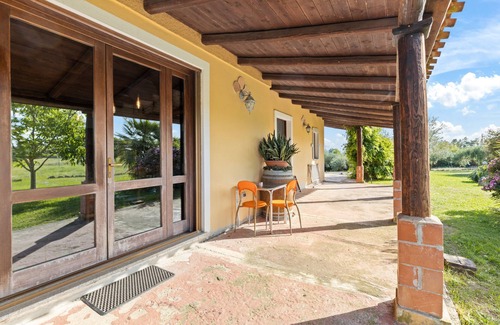 Massama Apartment | Room 'Sud' with Shared Terrace, Wi-Fi and Air Conditioning