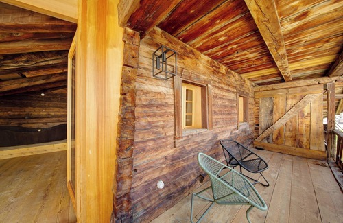 Dosoledo Apartment | Room 'Sufitä' with Mountain View, Shared Terrace and Wi-Fi