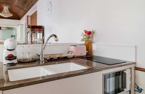 Ronfe Apartment | Room 'Suite Deluxe' with Private Garden, Wi-Fi and Air Conditioning