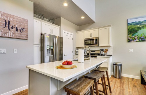 Millcreek House | Room to Work + Relax! SLC Townhome w/Office, Yard