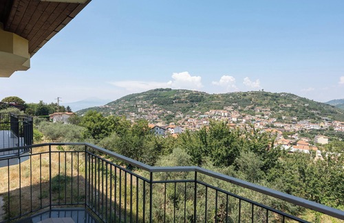 Piazza-Tralia-Pendolo Apartment | Room 'Tripla Con Vista Montagna' with Mountain View, Shared Garden and Wi-Fi