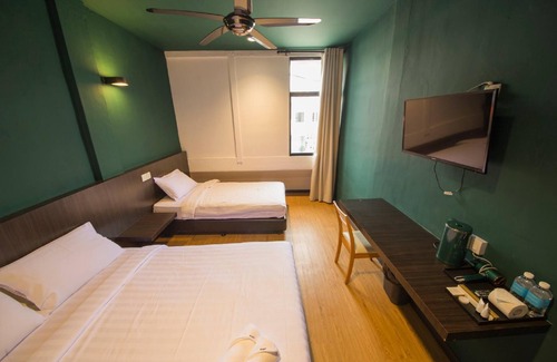 Pegawai Hotel | Room V Jalan Jenang