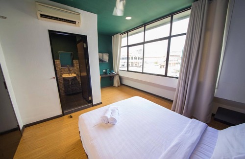 Pegawai Hotel | Room V Jalan Jenang