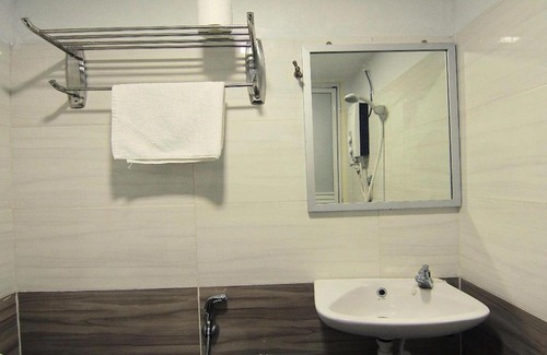 Batu Pahat Hotel | Room V @ Jalan Megat