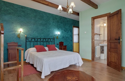 Santa Cruz de Montes House | Room 'Vidriales Con Chimenea' with Mountain View, Shared Garden and Wi-Fi