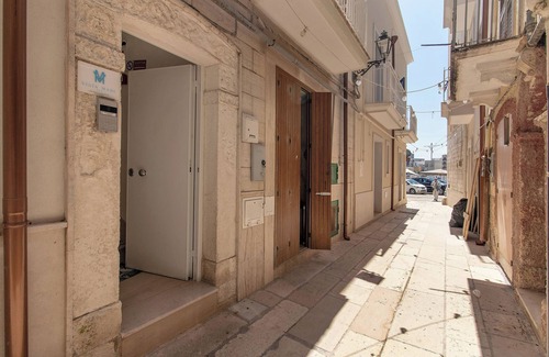 Mola di Bari Apartment | Room 'Vista Mare - Pesce' with Shared Terrace, Wi-Fi and Air Conditioning