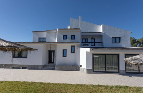 Castelo Apartment | Room with private bathroom and pine forest view at Casa das Vinhas in Sesimbra