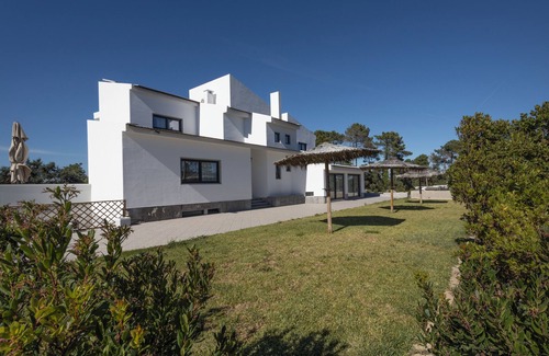 Castelo Apartment | Room with private bathroom at Casa das Vinhas in Sesimbra