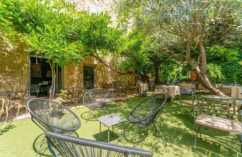 Collias Apartment | Room with Vintage Bath, Shared Pool, Wi-Fi and Air Conditioning