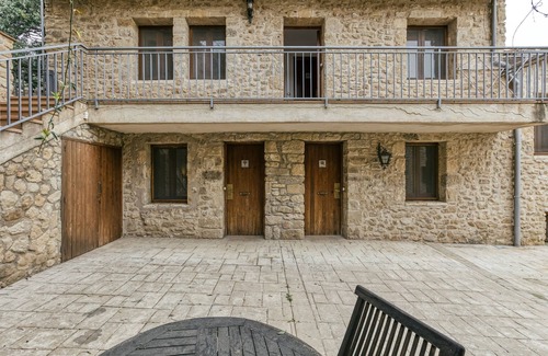 Pujals dels Pagesos Apartment | Room 'Xaloc' with Shared Pool, Wi-Fi and Air Conditioning