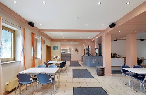Markt Erlbach Apartment | Room 'Zimmer 15' with Shared Terrace, Shared Garden and Wi-Fi