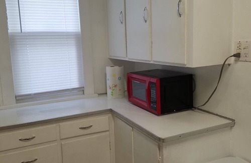 Whitehall House | Roomy 1 Bdrm House-Hi-Speed Internet-Great for Cple/Sml Family-Easy to Get About