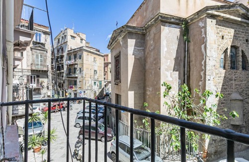 Centro Storico Apartment | Roomy 130 sqm apartment, able to accommodate up to 8 people, located on the 1st floor of a renovated building (NO lift). The property boasts a central location (Restricted Trafffic Area), in the heart of the historic center of Palermo, near Piazza Pretor