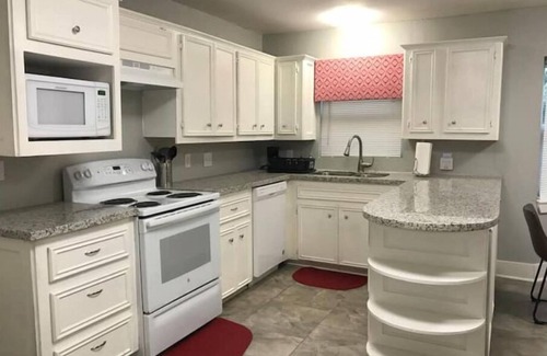 Riverside Terrace House | Roomy 3/2 close to University of houston, TX Med Center, NRG, Downtown, & Parks