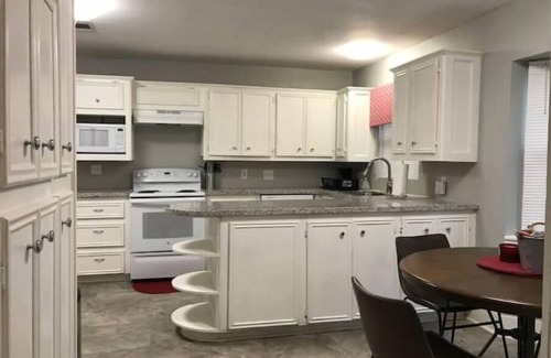 Riverside Terrace House | Roomy 3/2 close to University of houston, TX Med Center, NRG, Downtown, & Parks