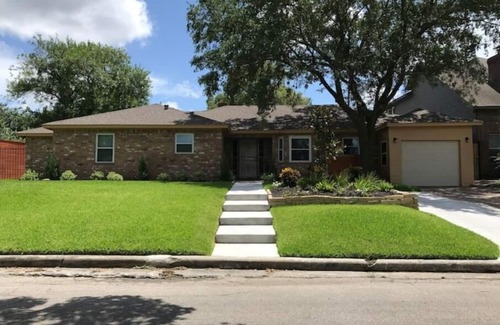 Riverside Terrace House | Roomy 3/2 close to University of houston, TX Med Center, NRG, Downtown, & Parks